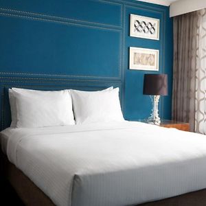 Petite Kamer met een King Size Bed